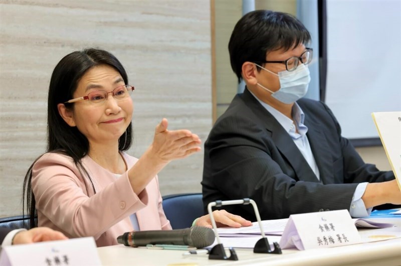 Taiwan's Food and Drug Administration Director-General Wu Shou-mei (left). CNA photo Feb. 21, 2024