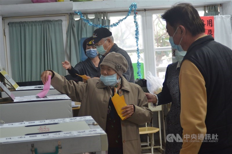 Voters in the offshore county of Penghu cast their ballets in the nationwide 4-in-1 referendum on Dec. 18, 2021. CNA file photo