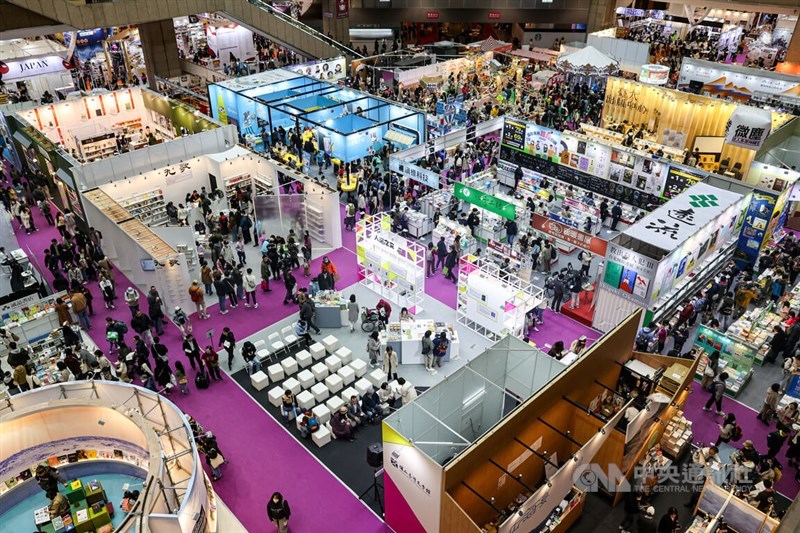 People visit the Taipei International Book Exhibition on the closing day Sunday. CNA photo Feb. 25, 2024