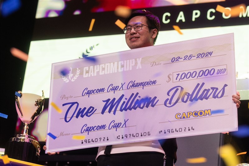 Taiwanese esports player Wang "Kagami" Yuan-hao displays the US$1 million check he received by winning the Capcom Cup X championship in Los Angeles Sunday. Photo taken from Capcom Cup X championship website