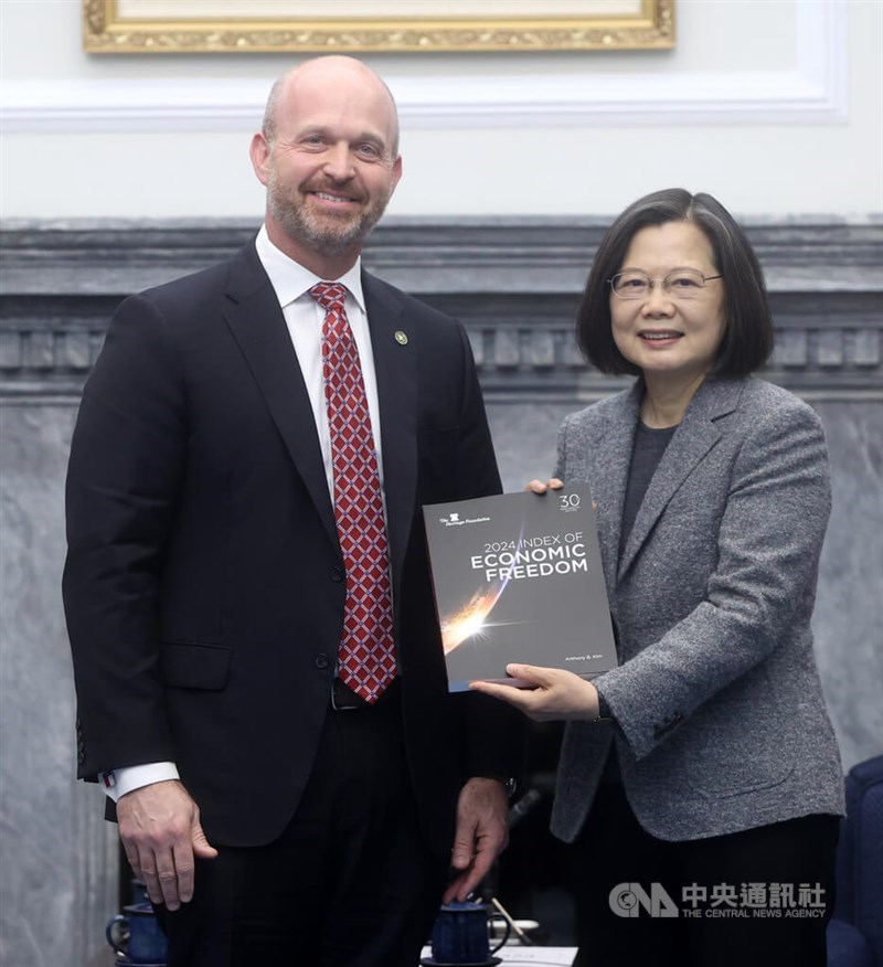 President Tsai Ing-wen (right) Kevin Roberts (left), the president of the Heritage Foundation present the 2024 Index of Economic Freedom on Monday. CNA photo Feb. 26, 2024