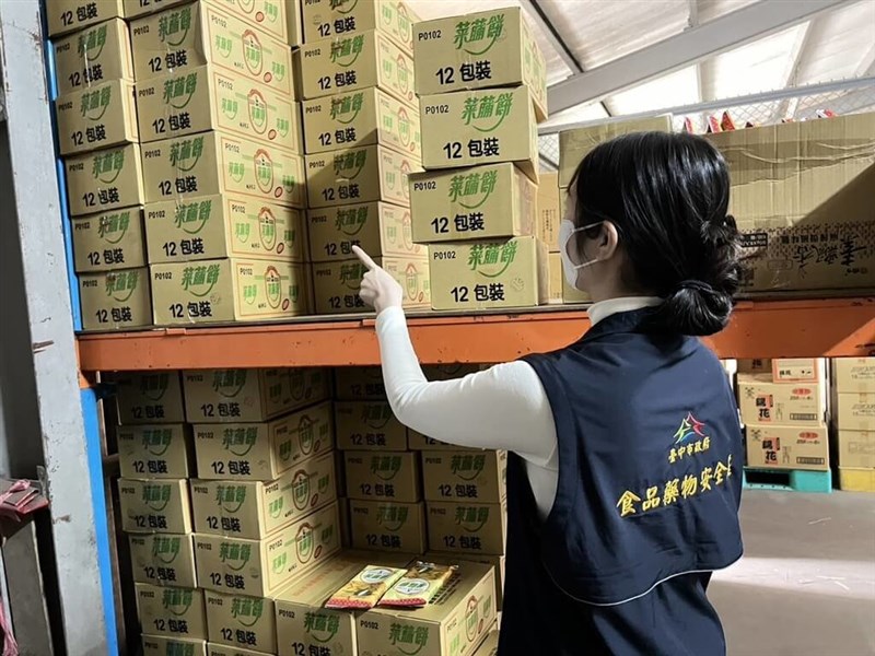 Boxes of carrot cookies found to contain banned dye are identified on shelves by a Taichung official. Photo courtesy of local authorities