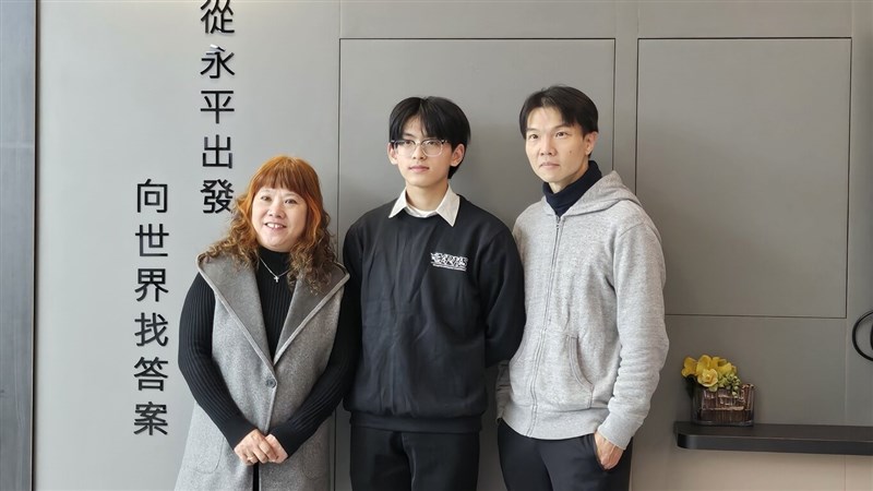 The Municipal Yong-Ping High School student surnamed Lee (center) poses with the school principal Shen Mei-hua (left) and teacher (right) for a picture Monday. Photo courtesy of The Municipal Yong-Ping High School Feb. 26, 2024