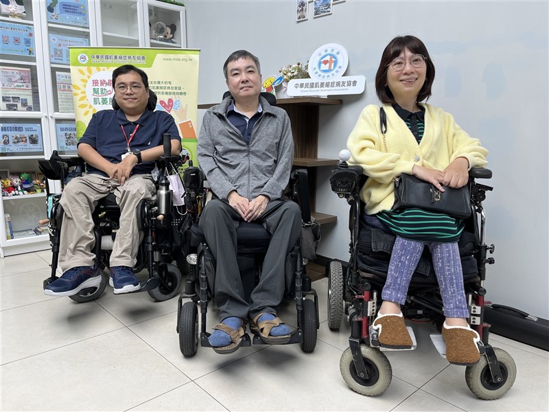 Academia Sinica postdoctoral researcher Yang Po-yu (left), Taiwan Muscular Dystrophy Association (TMDA) Secretary-General Lee Wei-te (center), and TMDA council member Hsu Chan-jung pose for a photo at the TMDA office after an interview with CNA on Feb. 20, 2024. CNA photo Feb. 27, 2024