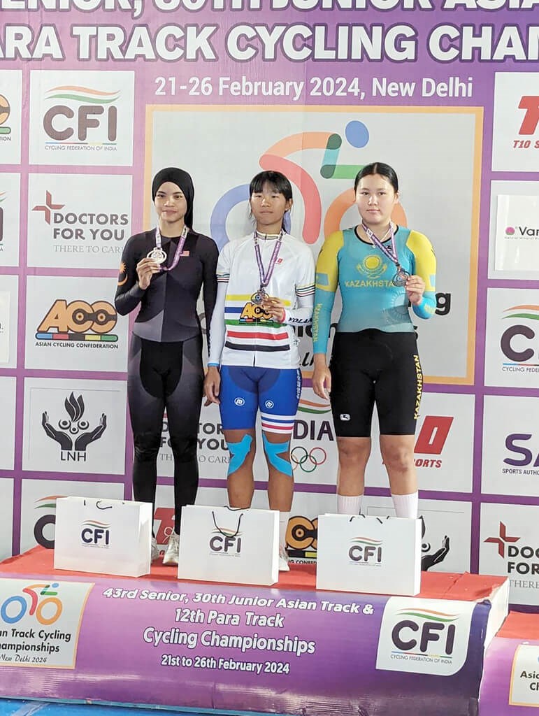 Taiwanese athlete Huang Wen-hsin (center) receives a gold medal for women's elimination in the junior group. Photo courtesy of a private contributor Feb. 26, 2024