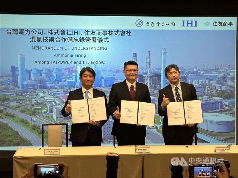 (From left to right) Seiji Kitajima, director of Energy Innovation Initiative at Sumitomo Corporation, Taipower vice president Cheng Ching-hung, and Yukihisa Ozawa, vice president of Resources, Energy and Environment Business Area of IHI Corporation pose for photo at the MOU signing event in Taipei Thursday. CNA photo Feb. 29, 2024