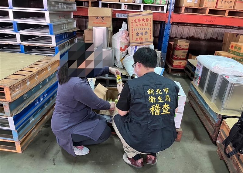 An official from New Taipei Department of Health inspects a bottle of curry powder which contains the banned dye Sudan III. Photo courtesy of New Taipei Department of Health