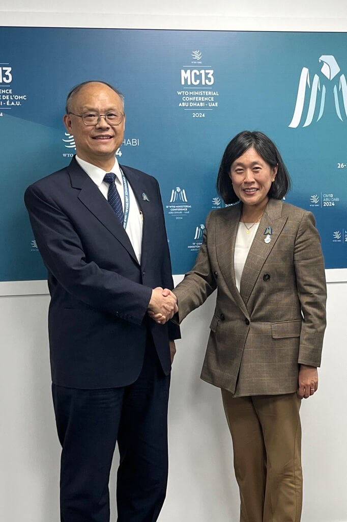 Head of Taiwan's Office of Trade Negotiations John Deng and U.S. Trade Representative Katherine Tai shake hands at the World Trade Organization's 13th Ministerial Conference in Abu Dhabi on Thursday. Photo courtesy of Taiwan's Office of Trade Negotiations