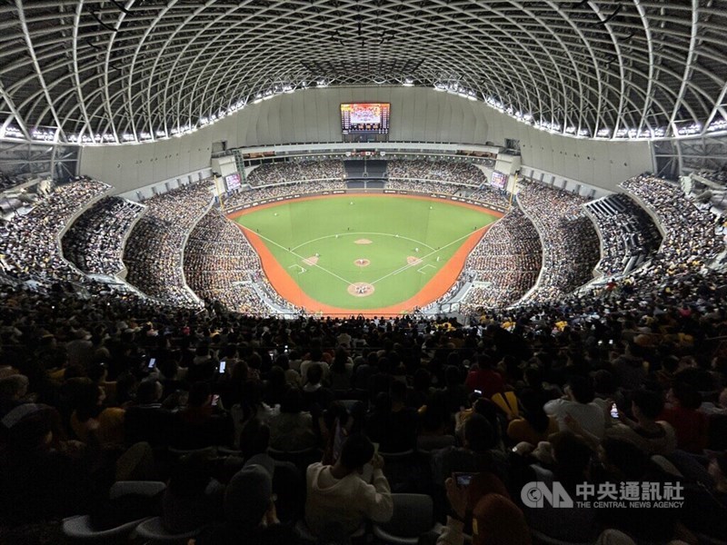 Over 37,000 people pack the Taipei Dome Saturday. CNA photo March 2, 2024