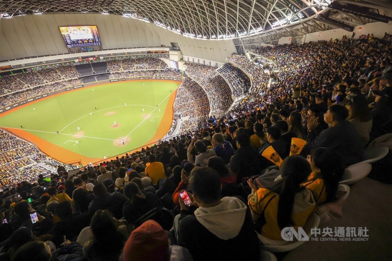 A full audience at the Taipei Dome to watch the the match between the CTBC Brothers and the Yomiuri Giants on Saturday. CNA photo March 2, 2024