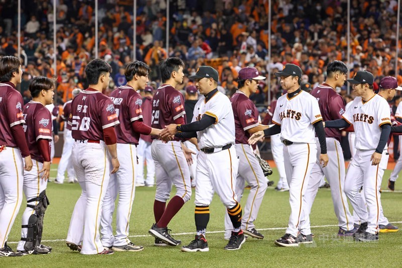 Officials and players of both baseball teams shake hands after the game at Taipei Dome on Sunday. CNA photo March 3, 2024