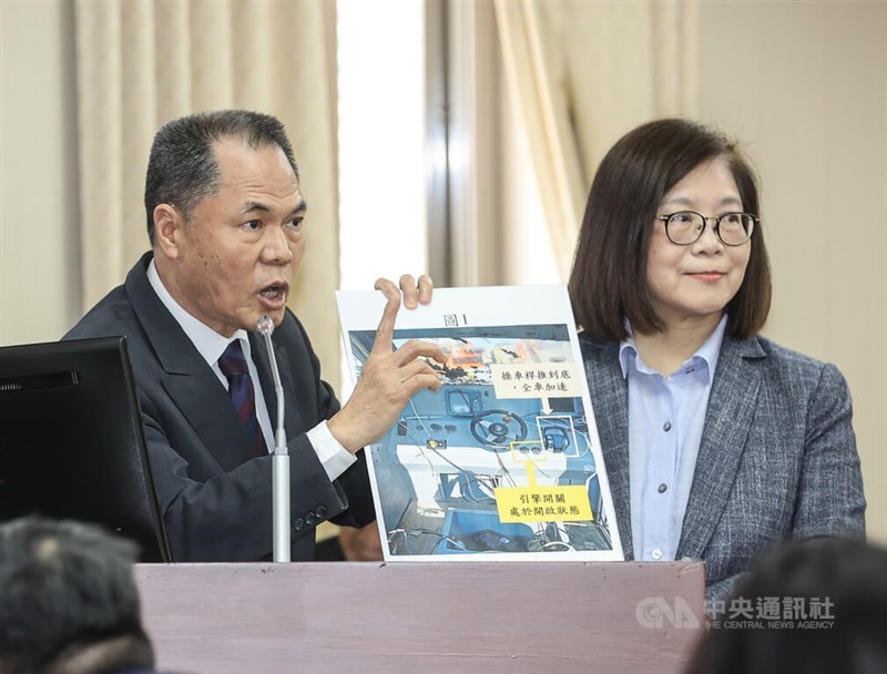 Ocean Affairs Council chief Kuan Bi-ling (right) stands next to her deputy Chou Mei-wu when he explains details of the Feb. 14 incident to lawmakers in Taipei Monday. CNA photo March 24, 2024