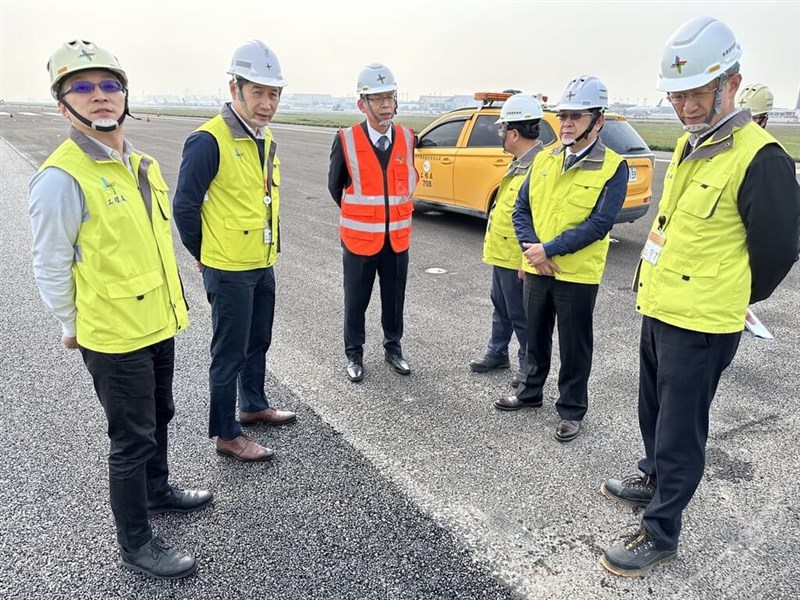 Deputy Transportation Minister Lin Kou-shian (third left) inspects the maintanence site at the Taoyuan International Airport Monday. Photo courtesy of Taoyuan International Airport Corp. March 4, 2024