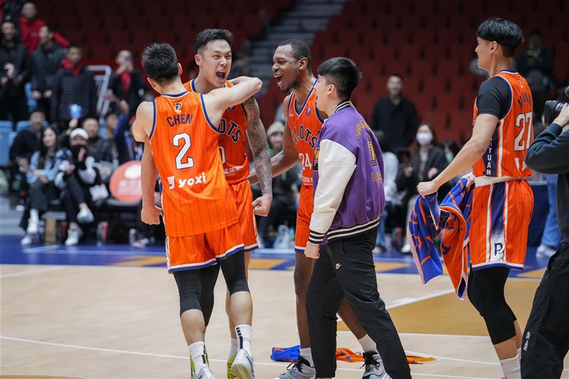 Taoyuan Pauian Pilots small forward Chou Yi-hsiang (second left) shouts after making a game-winning buzzer-beater in the team's 94-92 win over the Taipei Fubon Braves in Taoyuan Sunday. Photo courtesy of P.LEAGUE+ March 3, 2024