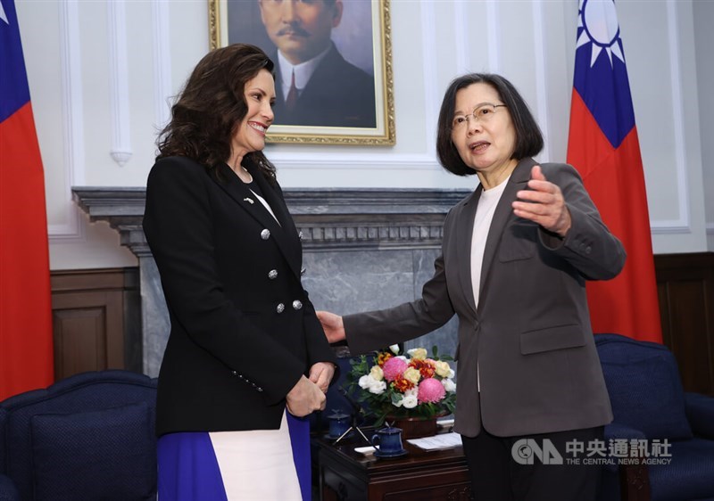 President Tsai Ing-wen (right) speaks with Michigan Governor Gretchen Whitmer at the Presidential Office Tuesday. CNA photo March 5, 2024
