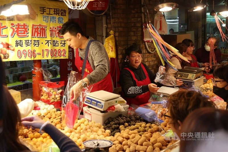 A vendor sells snacks at the Lunar New Year market on Dihua Street in Taipei. CNA file photo