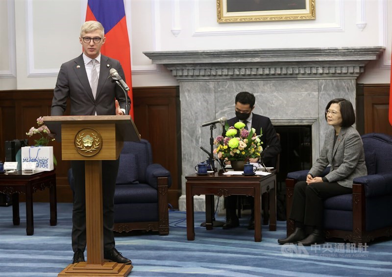 Riigikogu's Estonia-Taiwan Friendship Group chair Kristo Enn Vaga (left) speaks at Taiwan's Presidential Office in Taipei after being welcomed by President Tsai Ing-wen (right) Thursday. CNA photo March 7, 2024