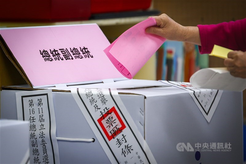 A voters casts a ballot in the presidential and legislative elections at a polling station in New Taipei on Jan. 13, 2024. CNA file photo for illustrative purpose only
