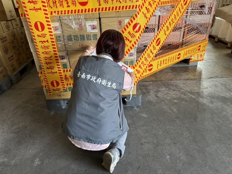 A Tainan health official seals off boxes of food products that are contaminated with Sudan dyes on Thursday. Photo courtesy of Tainan City Government