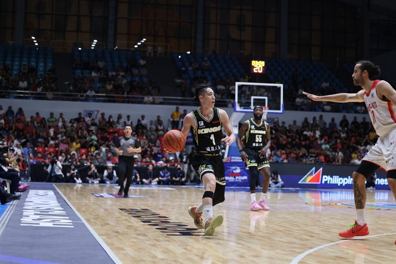 Joseph Lin controls the ball at the New Taipei Kings game against Japan's Chiba Jets during the East Asia Super League in the Philippines on Friday. Photo courtesy of New Taipei Kings