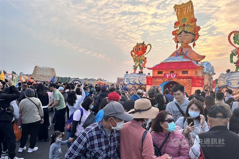 Visitors surge into the Tainan High Speed Rail station section of the Taiwan Lantern Festival on its closing day Sunday. CNA photo March 10, 2024