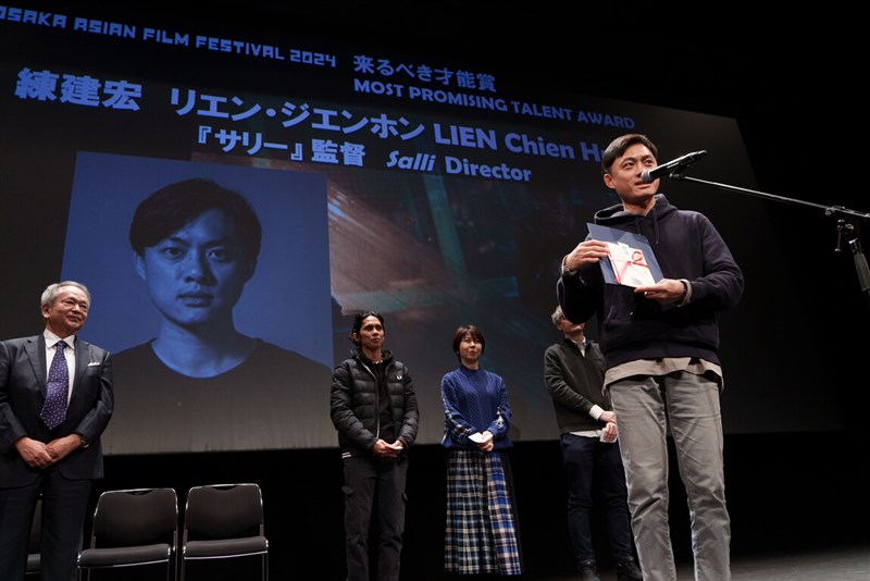 Taiwanese film director Lien Chien-hung (right) gives an award acceptance speech at the Osaka Asian Film Festival Sunday evening. Photo courtesy of Osaka Asian Film Festival March 11, 2024