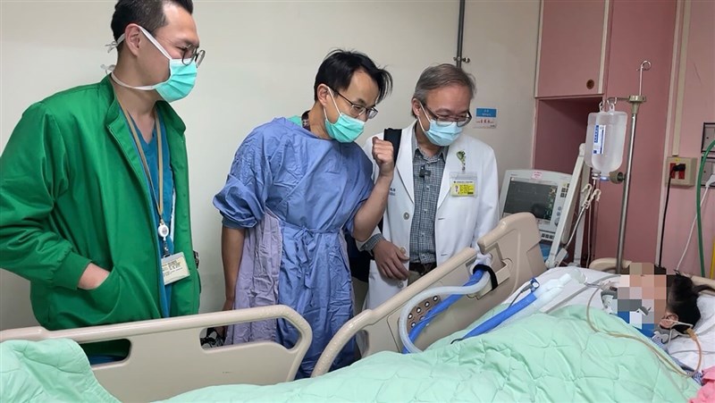 Neurosurgery department director Cheng Chun-Yuan (standing right) of Show Chwan Memorial Hospital in Changhua County and doctors give a pep talk to the recovering girl Wednesday. Photo courtesy of Show Chwan Memorial Hospital March 13, 2024