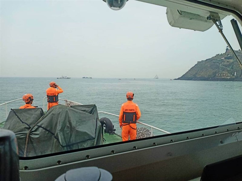 Rescue personnel search for the fishermen who fell into water after a boat capsized and sank near Kinmen Thursday. Photo courtesy of the Coast Guard Administration March 14, 2024