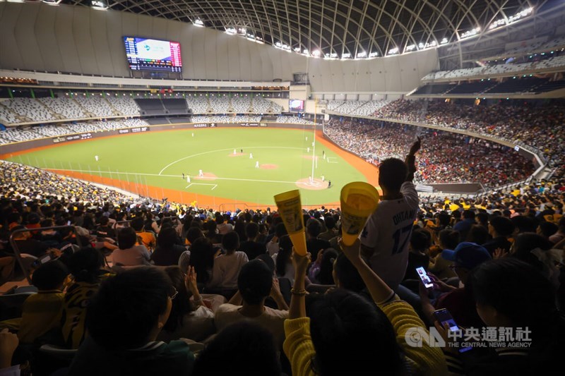 CPBL fans flood the Taipei Dome on Saturday. CNA photo March 16, 2024