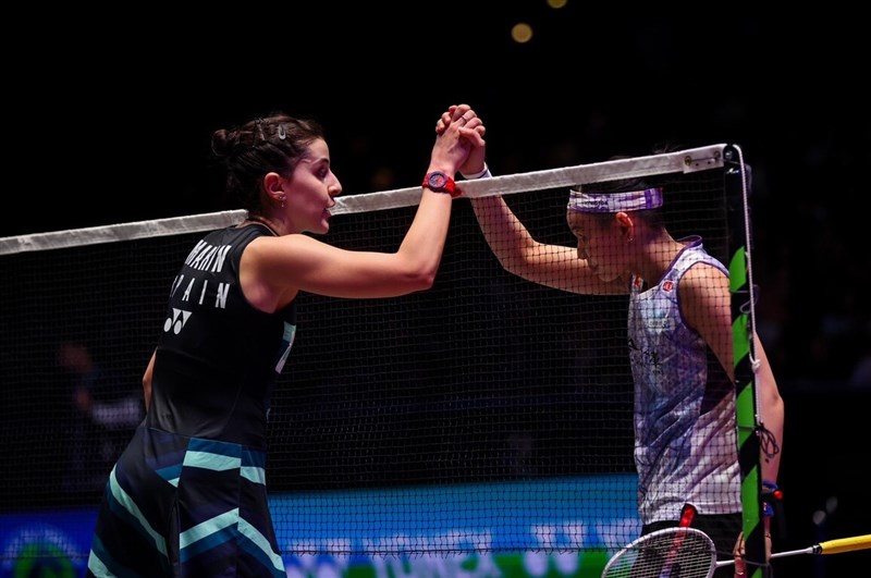 Taiwanese badminton star Tai Tzu-ying (right) and Spain's Carolina Marin hold hands in acknowledgement at the Yonex All England Open Badminton Championships semifinal on Sunday (Taipei time). Image source: BadmintonPhoto
