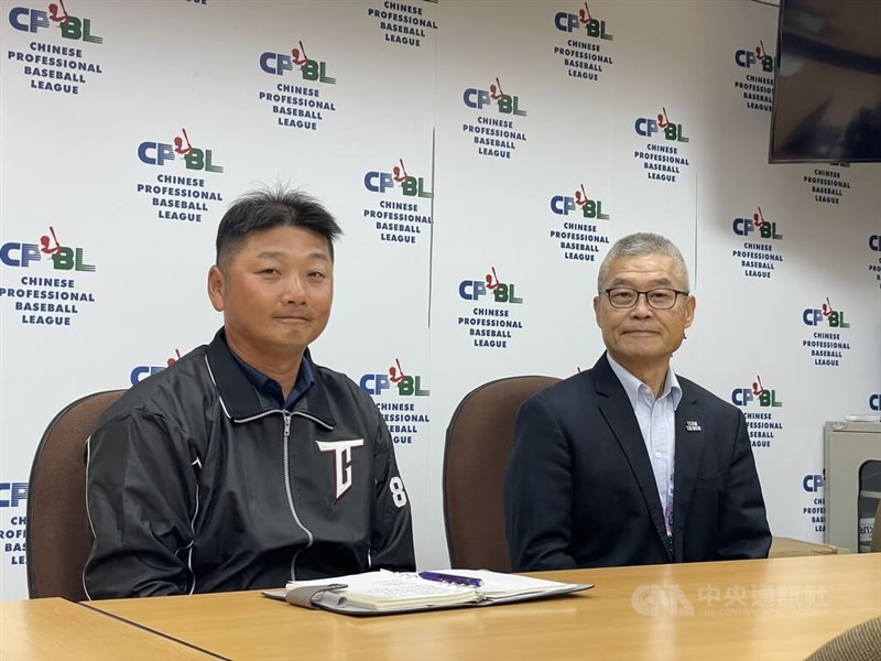 Tseng Hao-chu (left), manager of Team Taiwan at the 2024 Premier12, and Yang Ching-lung, secretary-general of CPBL, attend a press conference in Taipei Monday. CNA photo March 18, 2024