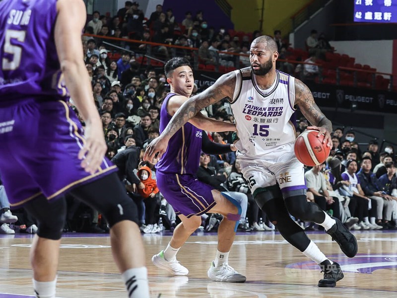 Four-time NBA all-star DeMarcus Cousins (right) plays as number 15 for the Taiwan Beer Leopards in the T1 LEAGUE on Jan. 30. CNA file photo