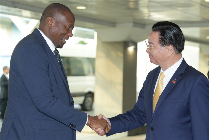 Taiwan's Foreign Minister Joseph Wu (right) greets the new Prime Minister of Eswatini Russell Dlamini (left) Monday. Photo courtesy of MOFA