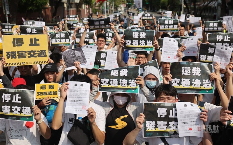 Local pedestrian rights group Taiwan Vision Zero Alliance and its supporters march on Saturday to call for the rejection of Cabinet-proposed amendments to a traffic penalty act. CNA photo March 23, 2024