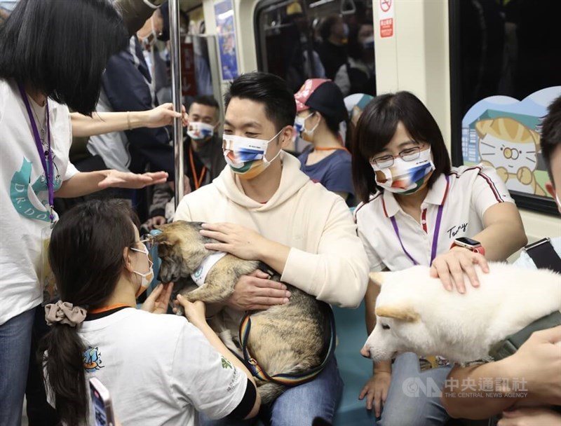 Taipei Mayor Chiang Wan-an (center) holds one of the pet dogs during last year's special pet train event on April 9, 2023. CNA file photo