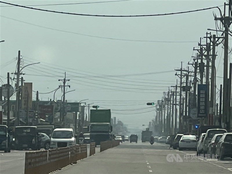 A smoggy day at a location in Yunlin County on April 14, 2023, when the air quality reached "unhealthy" level. CNA file photo