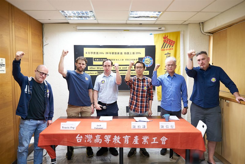 Foreign teachers at the British Council in Taiwan who are members of the Taiwan Higher Education Union (THEU) demand fair pay at a news conference organized by the union Tuesday. Photo courtesy of THEU.