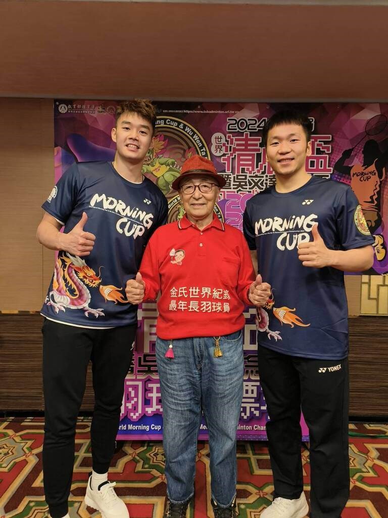 Lin Yu-mao (center), the current Guinness world record holder for oldest male badminton player, takes a picture with Olympic gold medalists Wang Chi-lin (left) and Lee Yang at a press conference in Taipei Tuesday. Photo courtesy of Taiwan Senior Badminton Association March 26, 2024
