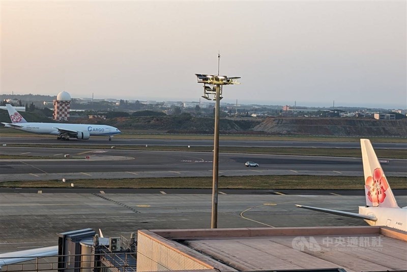 A China Airlines Boeing 777F cargo jet is on a runway of Taiwan Taoyuan International Airport. CNA file photo
