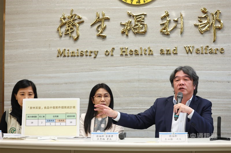 Deputy Health Minister Victor Wang (right) update the latest finding in the food poisoning case at a news conference in Taipei Thursday evening. CNA photo March 28, 2024