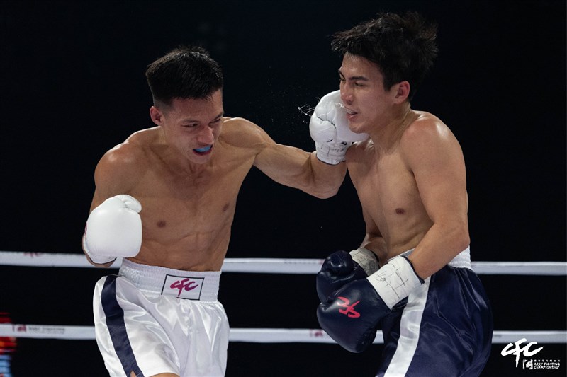 Boxer Roger Wong (left) fights Hsieh Yu-an in a CFC exhibition bout in Taipei on March 22, 2024. Photo courtesy of Carry Fighting Championship