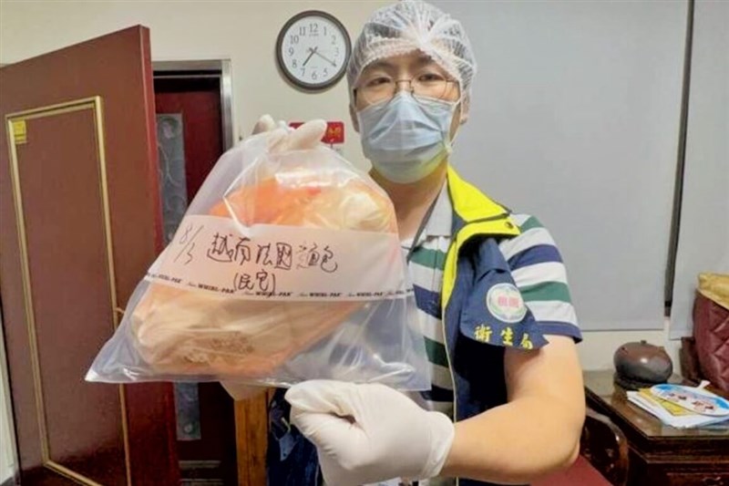 A Taoyuan City official shows a bag of baguette collected from the sandwich seller. Photo courtesy of Taoyuan City Department of Health March 29, 2024
