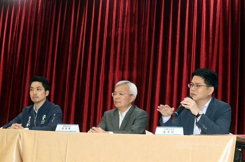 Taipei Mayor Chiang Wan-an (left) and city officials attend a press briefing on the latest developments of the food poisoning outbreak in the city on Friday. CNA photo March 29, 2024