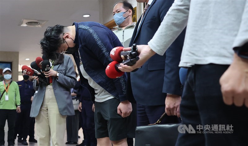 The owner of the Polam Kopitiam restaurant chain bows in front of the press after being questioned by prosecutors in Taipei Friday. CNA photo March 29, 2024