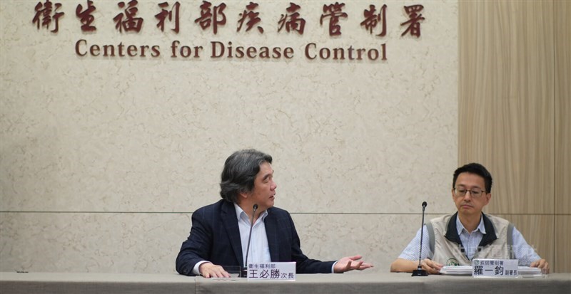 Deputy Health Minister Victor Wang (left) is joined by Centers for Disease Control Deputy Director General Lo Yi-chun to provide updates regarding the food poisoning cases in Taipei Friday evening. CNA photo March 29, 2024
