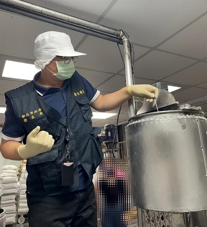 A New Taipei City health official take samples in the factory that produce rice noodles supplied to restaurant chain Polam Kopitiam on Friday. Photo courtesy of New Taipei City Department of Health March 29, 2024