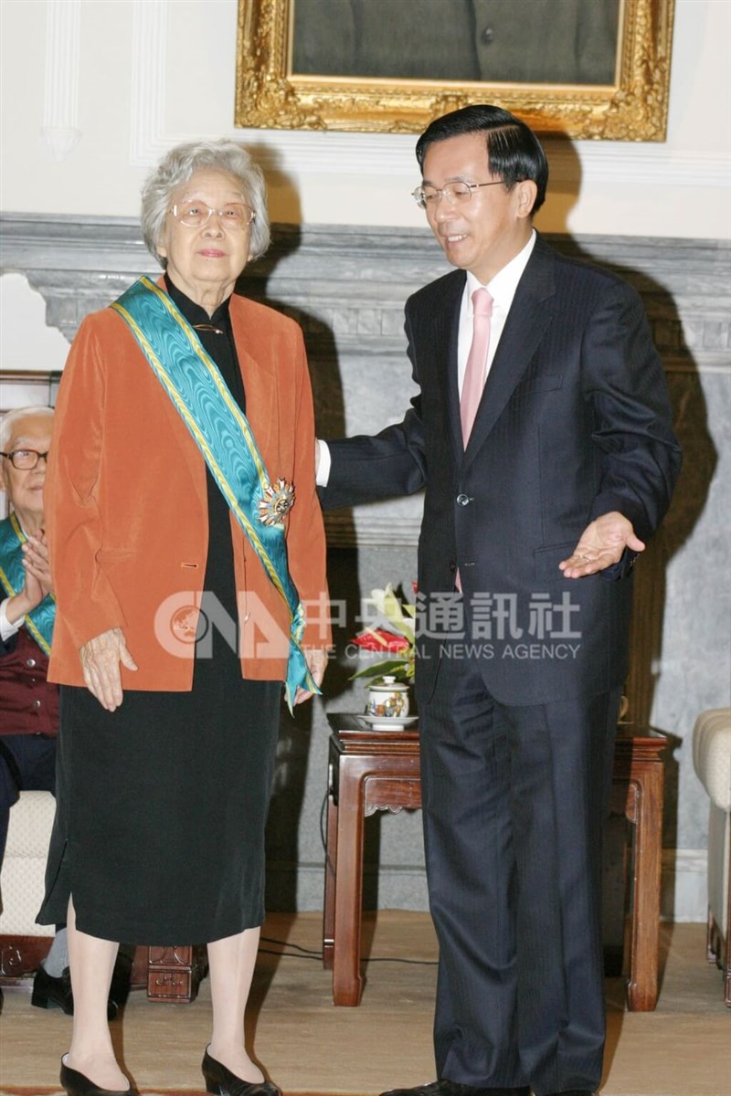 Renowned scholar, educator and writer Chi Pang-yuan (left) receives the Order of Propitious Clouds with Grand Cordon from former President Chen Shui-bian. CNA file photo