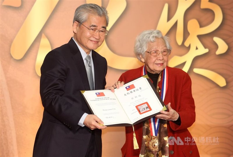 Renowned scholar, educator and writer Chi Pang-yuan (right) receives the National Cultural Award from former Premier Mao Chi-kuo (left). CNA file photo