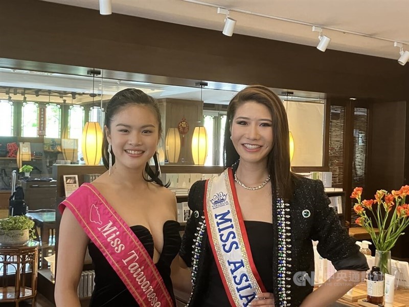 2023 Miss Taiwanese American MimiQ Soong (left) and 2024 Miss Asia USA Tiffany Chang (right) pose for a photo in Taipei on Saturday. CNA Photo March 30, 2024