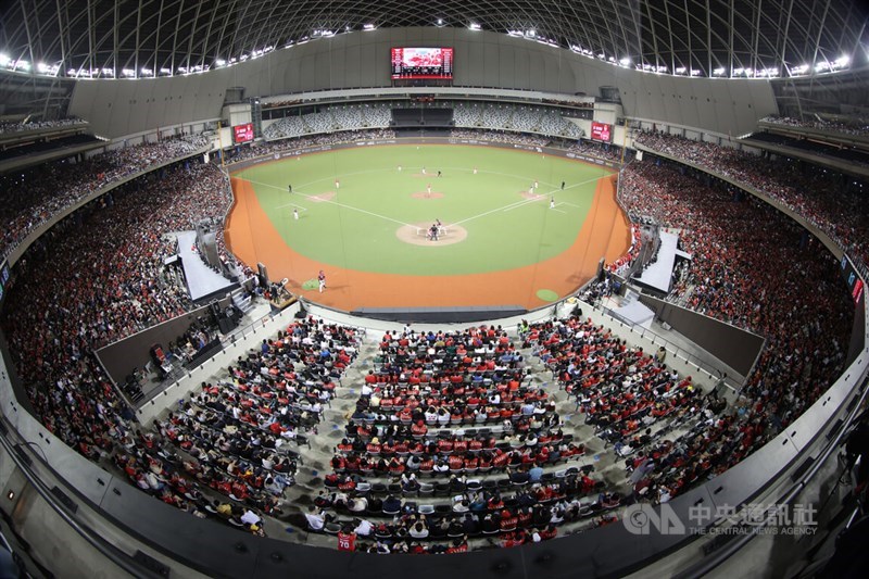 Over 28,000 spectators pack the Taipei Arena to see the 2024 CPBL season opener Saturday. CNA photo March 30, 2024